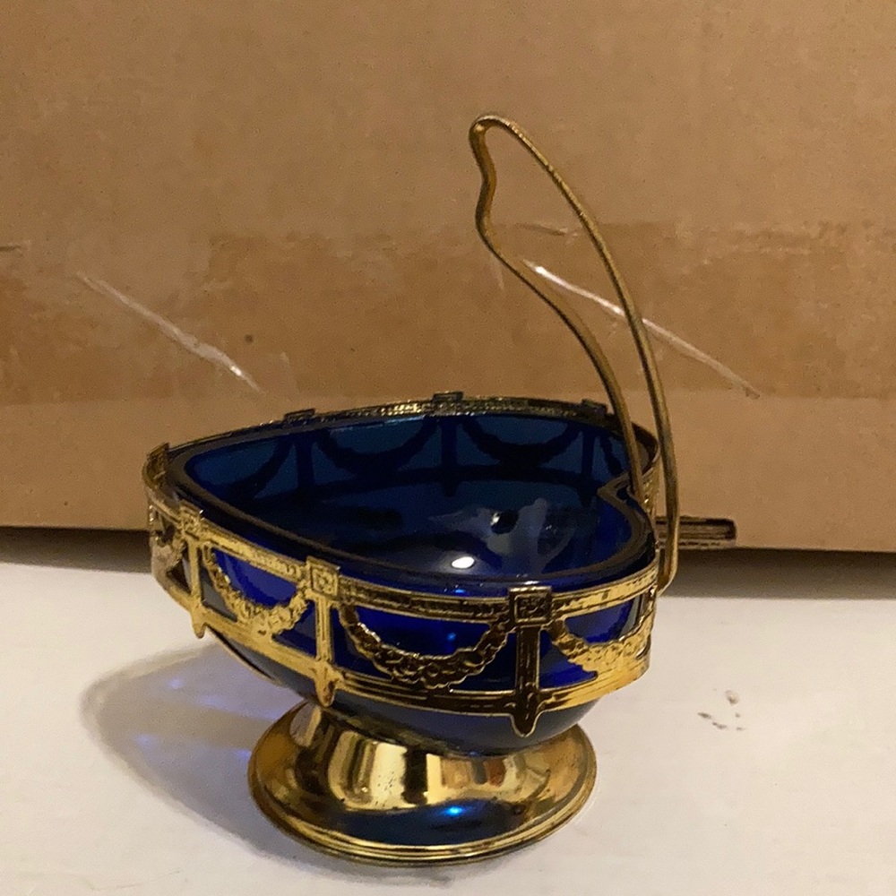 Removable heart shaped candy dish